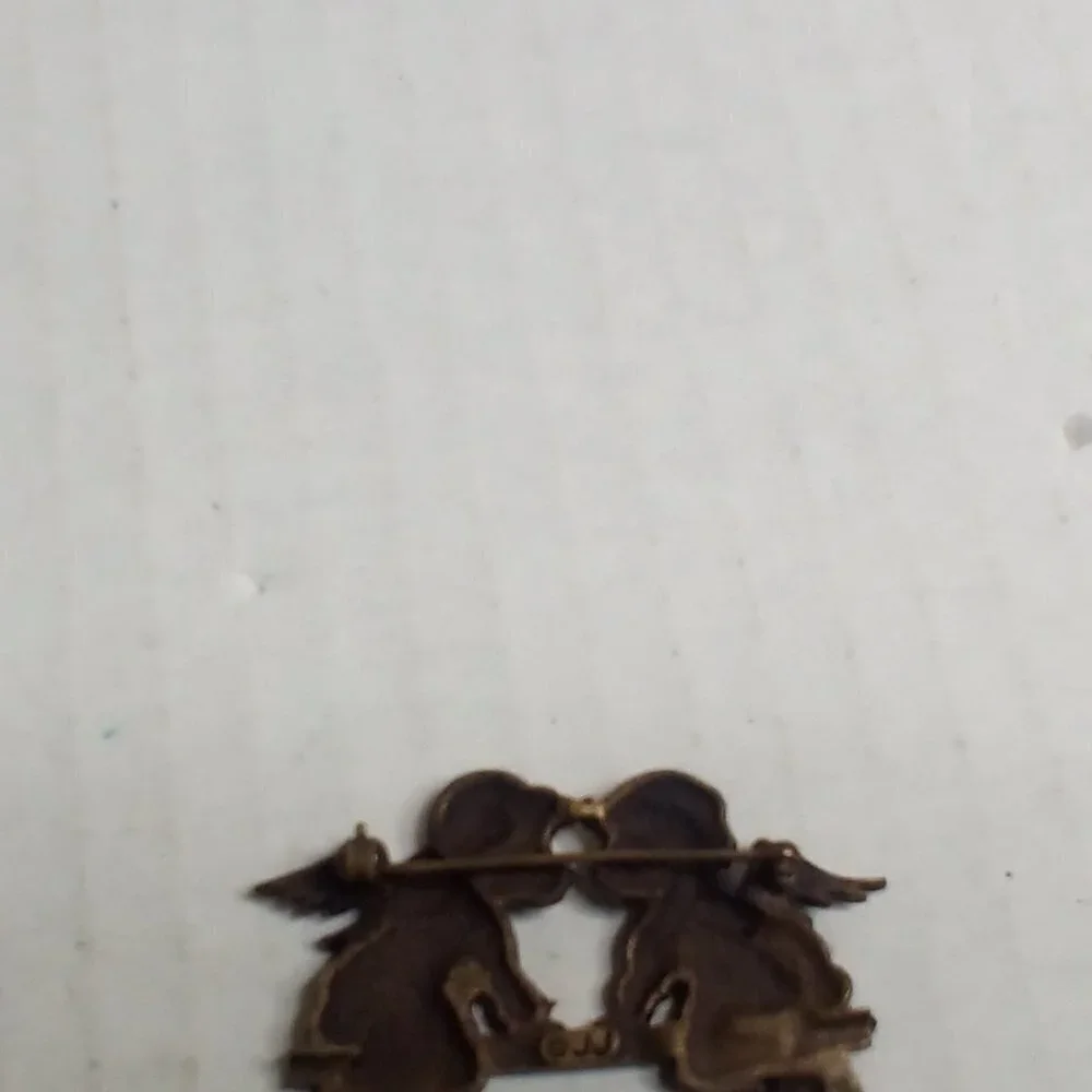 Vintage JJ Cherub Angels Sitting On Bench Kissing Broach Pin Pewter